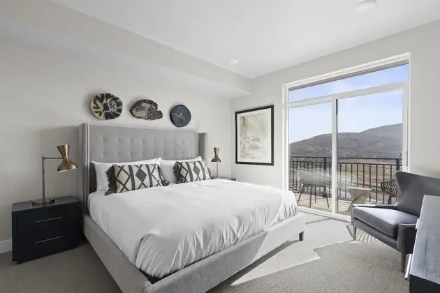 1 Bedroom King Suite with Mountain View