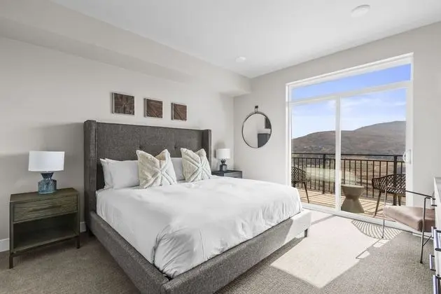 1 Bedroom King Suite with Mountain View