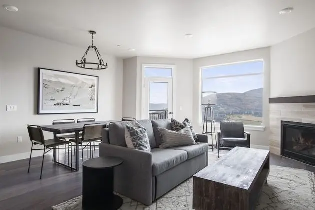1 Bedroom King Suite with Mountain View