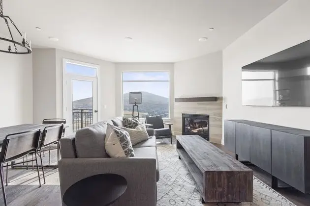 1 Bedroom King Suite with Mountain View