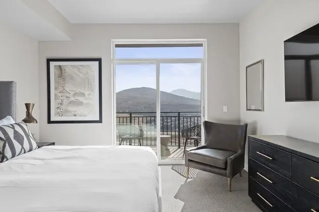 1 Bedroom King Suite with Mountain View