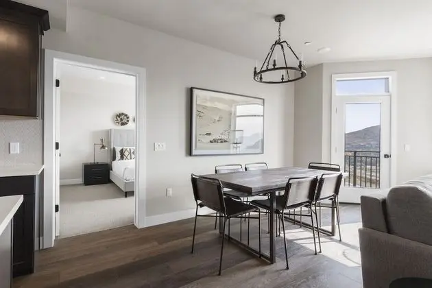 1 Bedroom King Suite with Mountain View