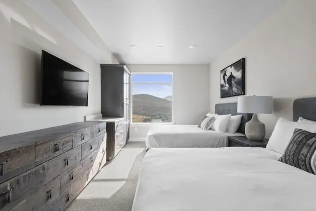 Standard Room, 2 Queen Beds with Mountain View