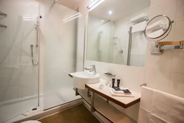 Büyük Yataklı Tek Kişilik Oda