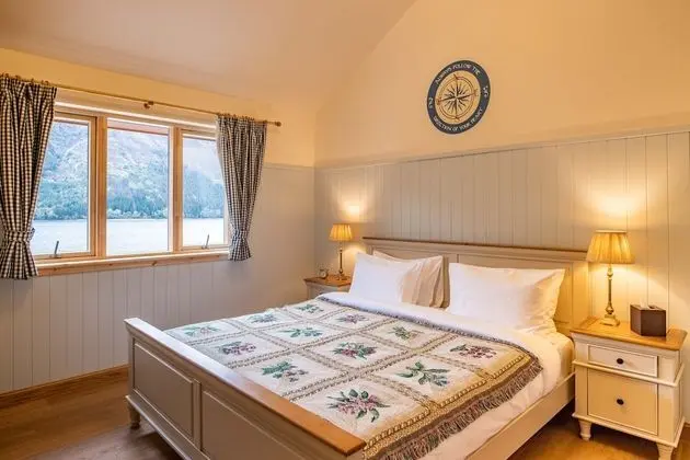 Mist Oer Loch Cabin