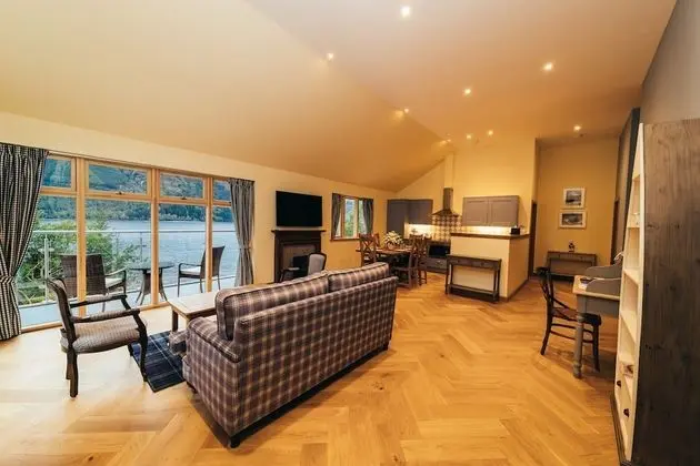 Mist Oer Loch Cabin