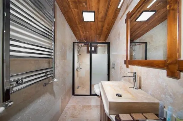 Deluxe Suit,    , Jakuzili ve Teraslı