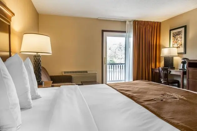 Lakeside Deluxe Room, 1 King bed