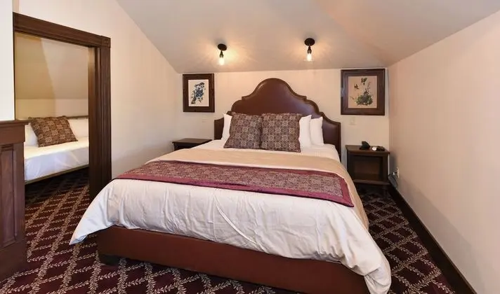 12 Finch Guest House Deluxe King Suite