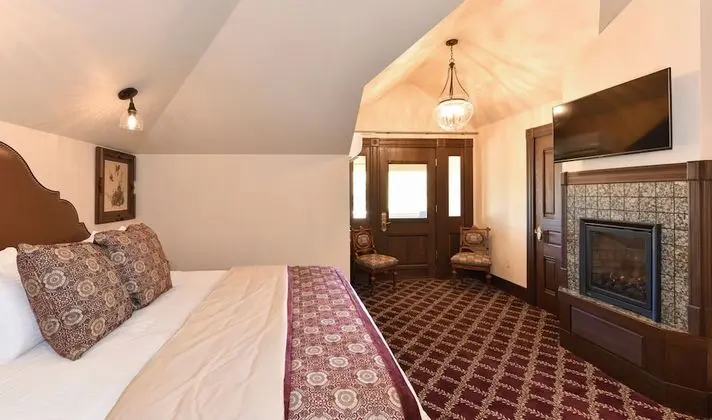 12 Finch Guest House Deluxe King Suite