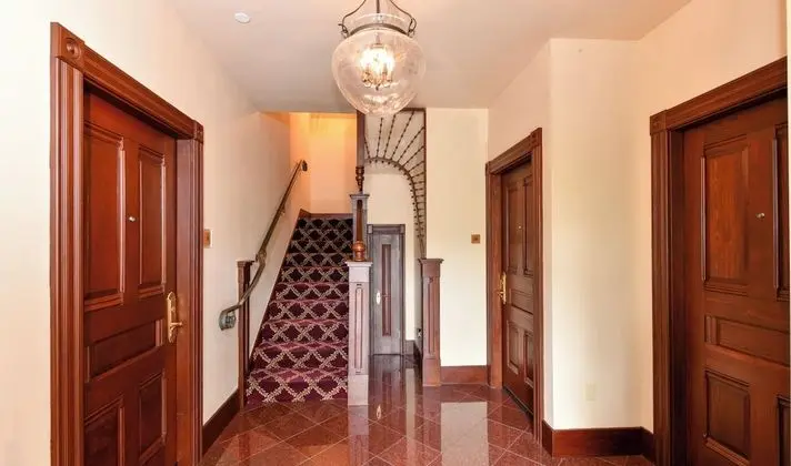 12 Finch Guest House Deluxe King Suite