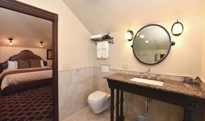 12 Finch Guest House Deluxe King Suite