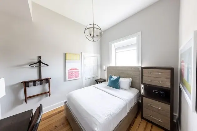 Classic Oda, 1 Büyük (Queen) Boy Yatak