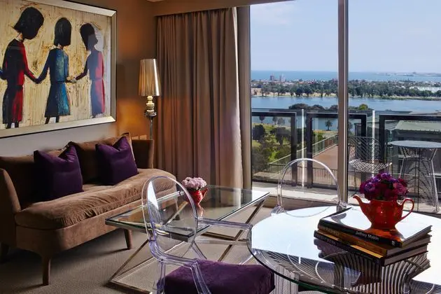 Junior Suit Queen Size Bed