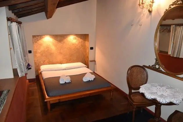 Tek Büyük Yataklı Oda (Red Suite)