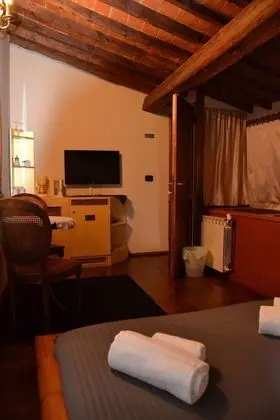 Tek Büyük Yataklı Oda (Red Suite)