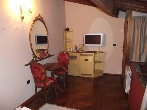 Tek Büyük Yataklı Oda (Red Suite)