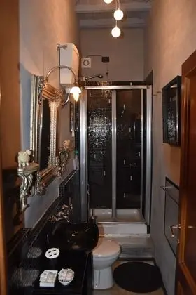 Tek Büyük Yataklı Oda (Red Suite)