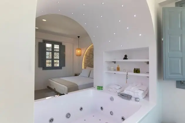 Deluxe Suite with Spa Bath