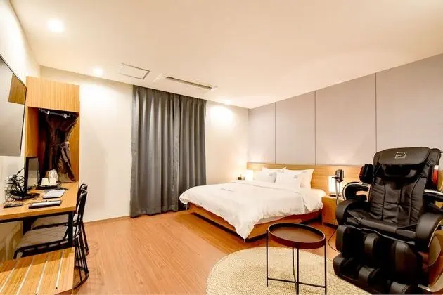 Premium Tek Büyük Yataklı Oda (Massage Chair)