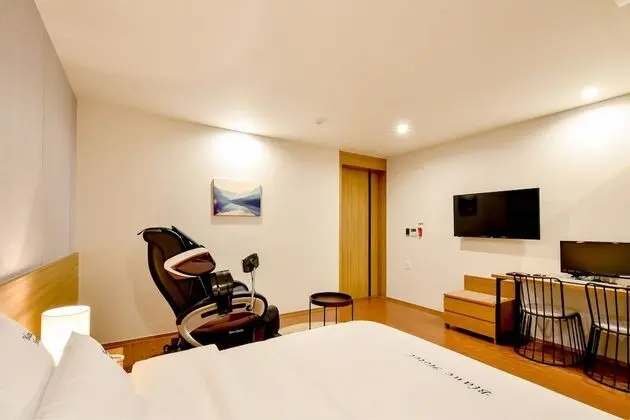 Premium Tek Büyük Yataklı Oda (Massage Chair)