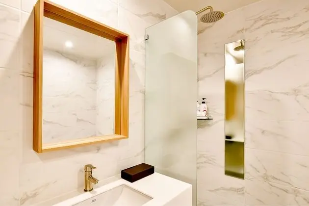 Premium Tek Büyük Yataklı Oda (Massage Chair)