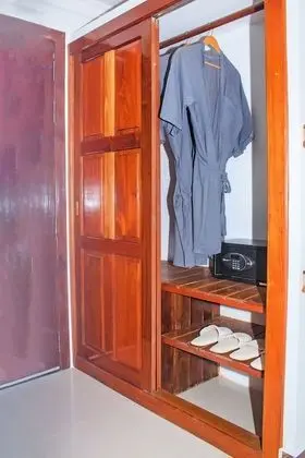 Deluxe Tek Büyük Yataklı Oda, Havuz Manzaralı