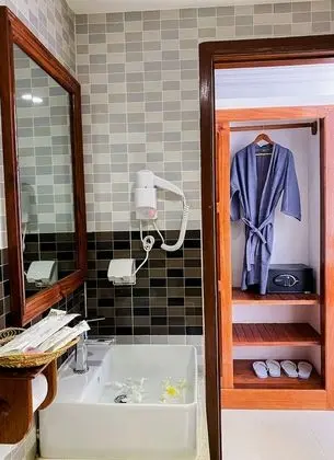 Deluxe Tek Büyük Yataklı Oda, Havuz Manzaralı