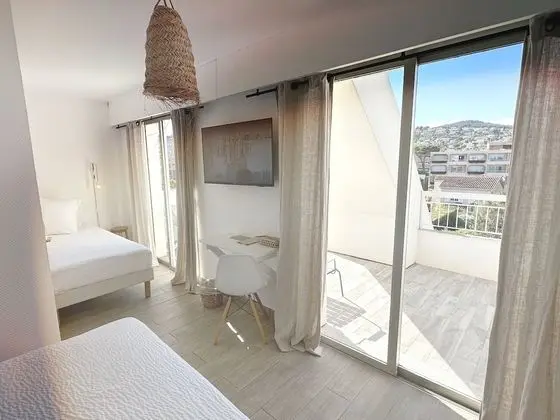 Üç Kişilik Oda, Teras
