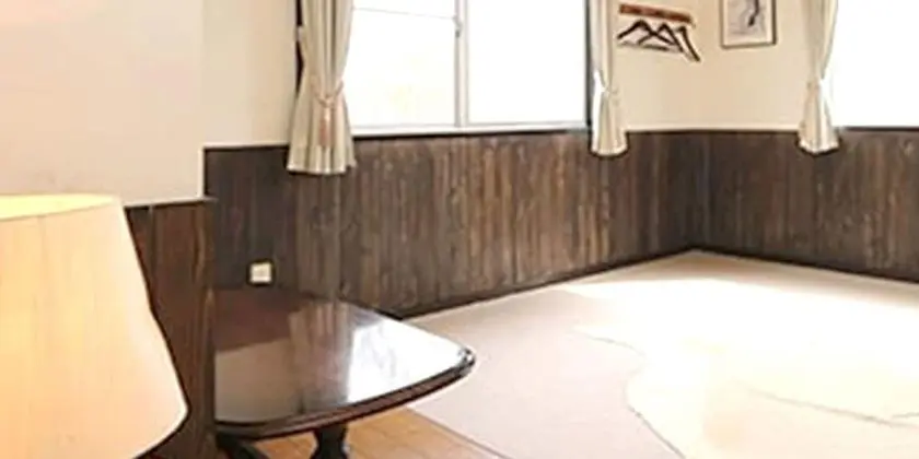 Üç Kişilik Oda, Sigara İçilmez, Ortak Banyo