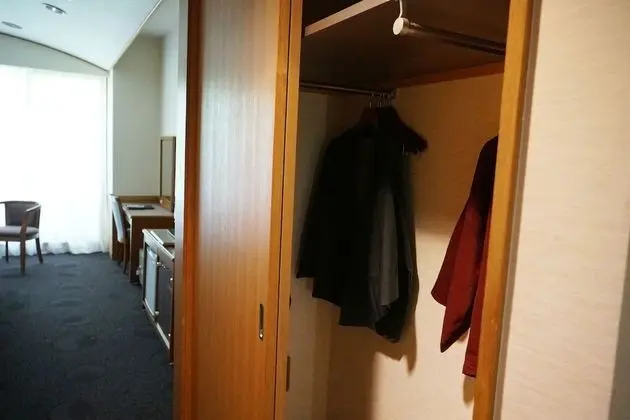 İki Ayrı Yataklı Oda, Ortak Banyo