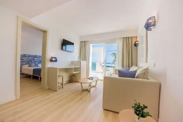 Junior Süit, 1 Yatak Odası, Balkon, Denize Bakan (2 Adults + 1 Child)
