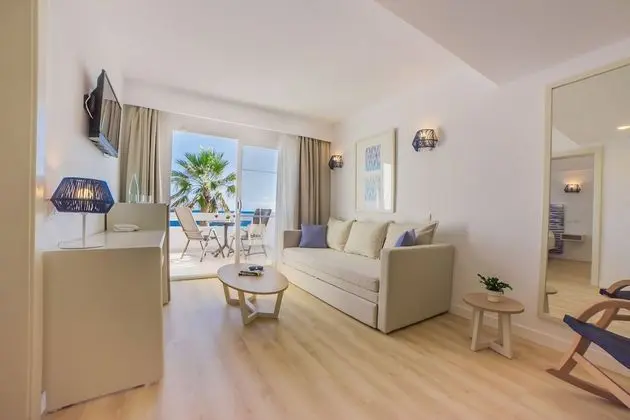 Junior Süit, 1 Yatak Odası, Balkon, Denize Bakan (2 Adults + 1 Child)