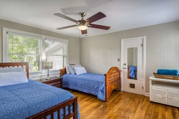 Ev (Bleu Daze Cottage)