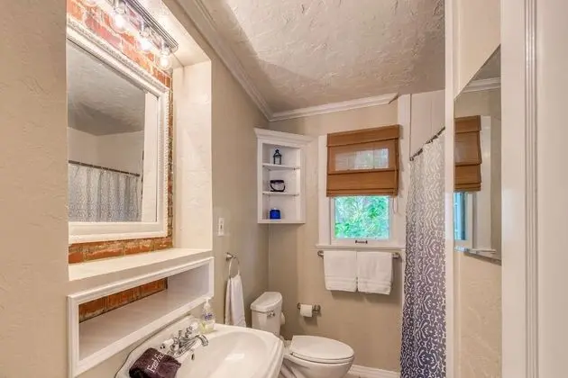 Ev (Bleu Daze Cottage)
