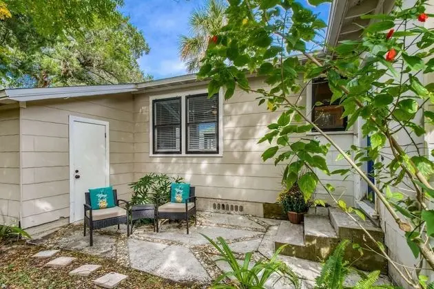 Ev (Bleu Daze Cottage)