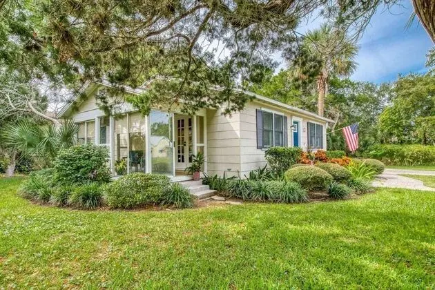 Ev (Bleu Daze Cottage)