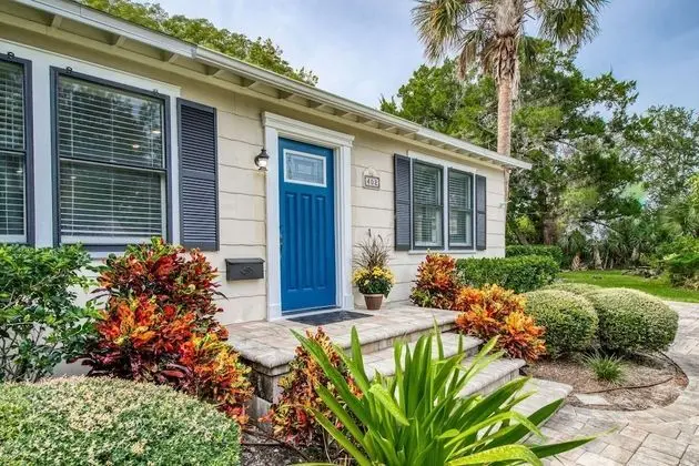 Ev (Bleu Daze Cottage)