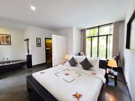 Deluxe Tek Büyük Yataklı Oda, Balkon, Havuz Manzaralı