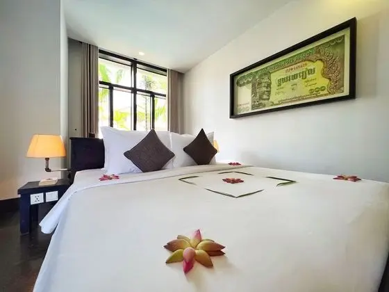 Deluxe Tek Büyük Yataklı Oda, Balkon, Havuz Manzaralı