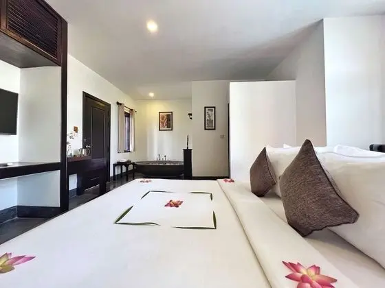 Deluxe Tek Büyük Yataklı Oda, Balkon, Havuz Manzaralı