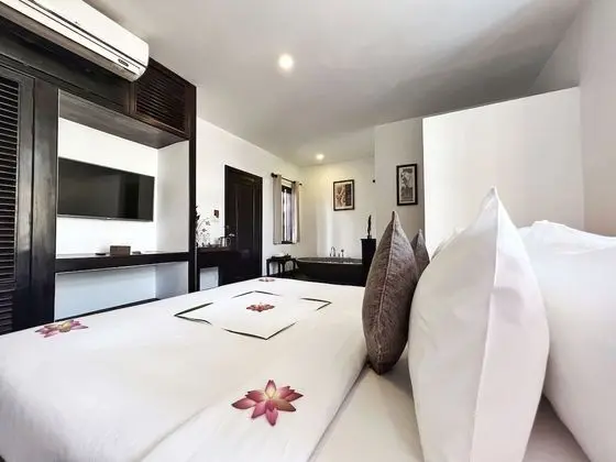 Deluxe Tek Büyük Yataklı Oda, Balkon, Havuz Manzaralı