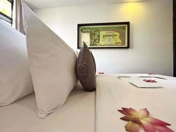 Deluxe Tek Büyük Yataklı Oda, Balkon, Havuz Manzaralı