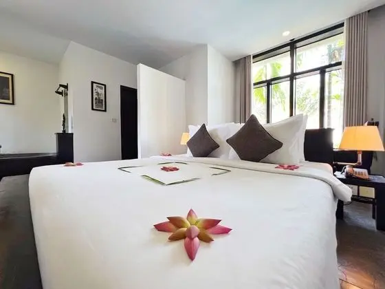 Deluxe Tek Büyük Yataklı Oda, Balkon, Havuz Manzaralı