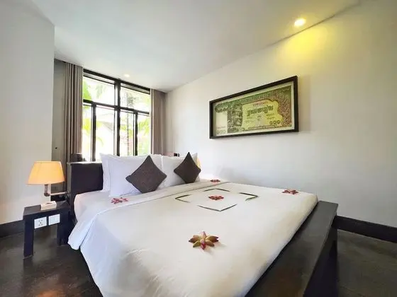 Deluxe Tek Büyük Yataklı Oda, Balkon, Havuz Manzaralı