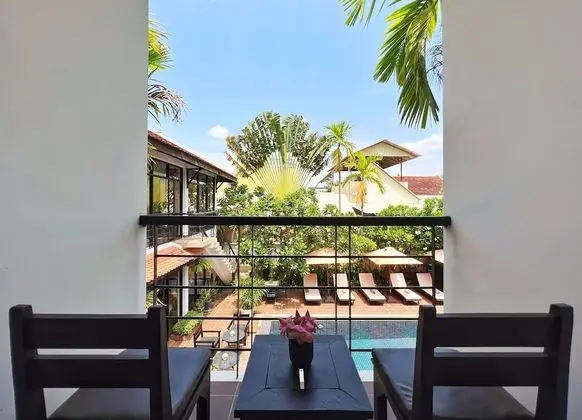 Deluxe Tek Büyük Yataklı Oda, Balkon, Havuz Manzaralı