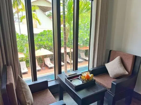 Deluxe Tek Büyük Yataklı Oda, Balkon, Havuz Manzaralı