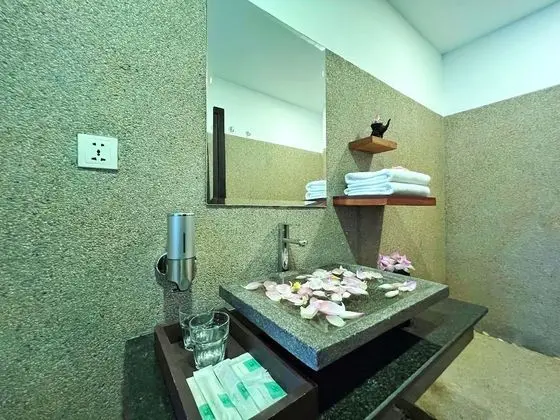 Deluxe Tek Büyük Yataklı Oda, Balkon, Havuz Manzaralı