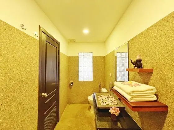 Deluxe Tek Büyük Yataklı Oda, Balkon, Havuz Manzaralı