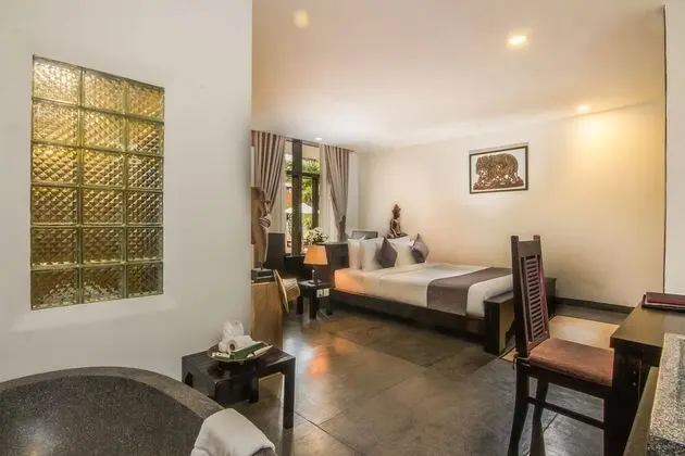 Deluxe Tek Büyük Yataklı Oda, Balkon, Havuz Manzaralı